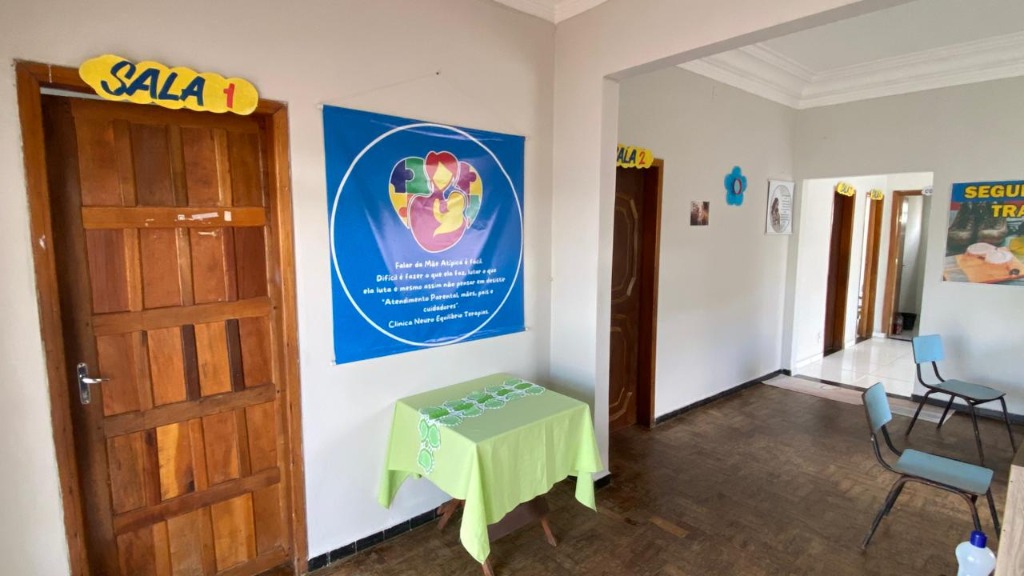 Corredor interno com Sala 1 e Sala 2 de atendimento da Clínica Neuro Equilíbrio